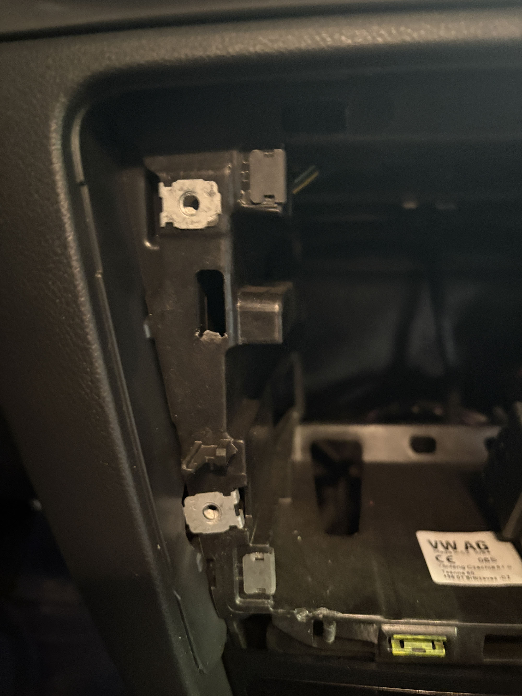 vyříznutí otvoru v palubní desce