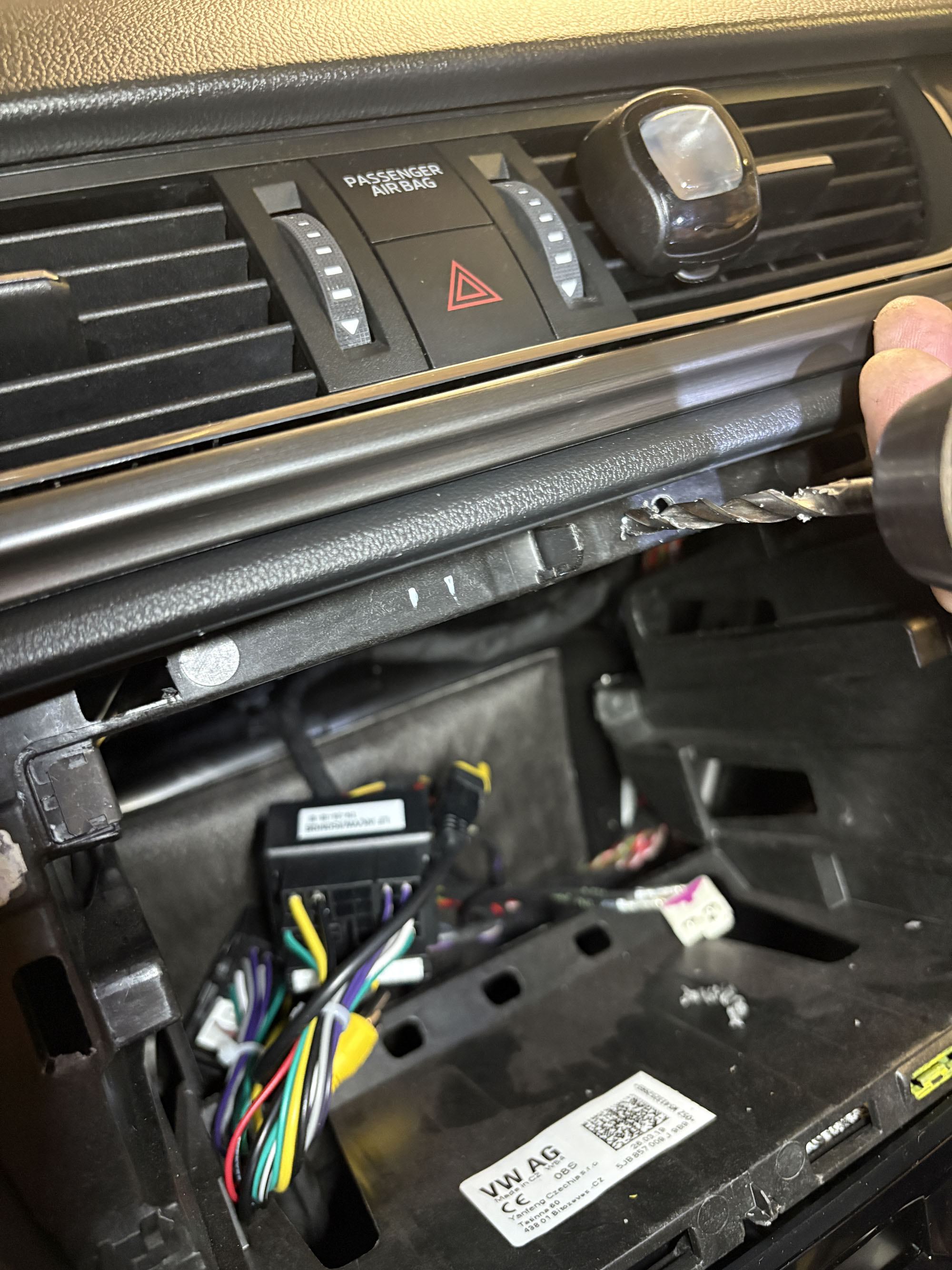 vyvrtání otvorů do palubní desky škoda rapid