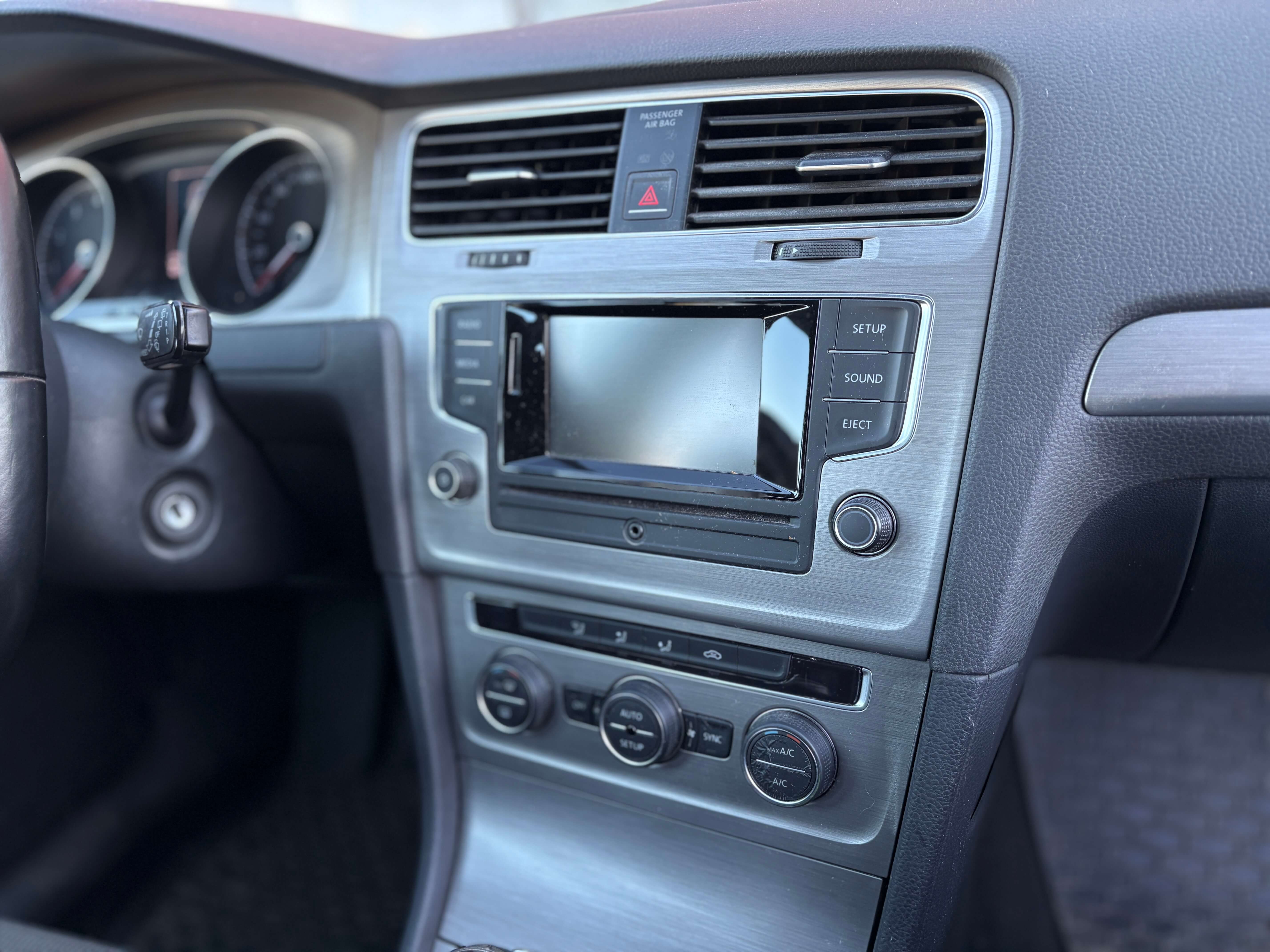 Demontáž původního autorádia